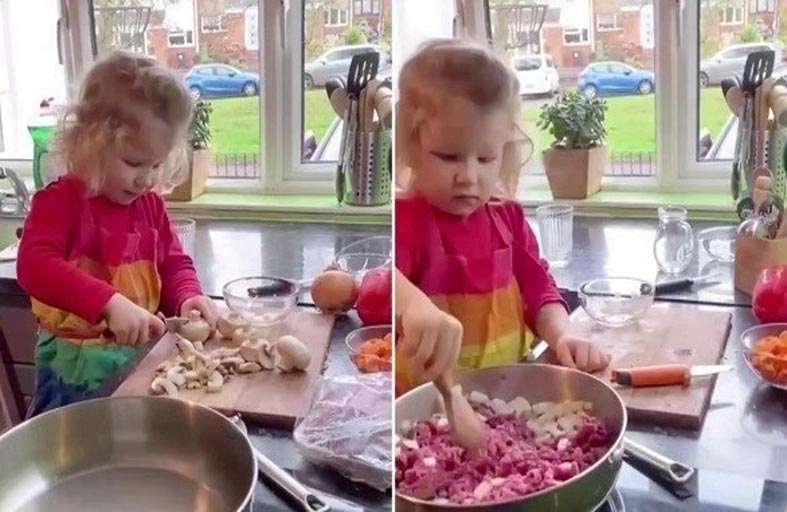 تعلم طفلها الطهي بعمر عامين