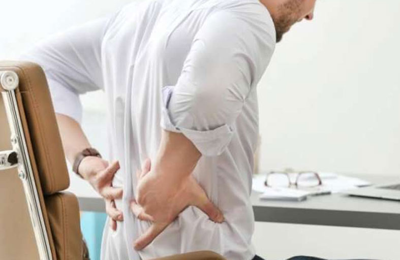 الجلوس لفترة طويلة أثناء العمل.. خطر يعادل التدخين