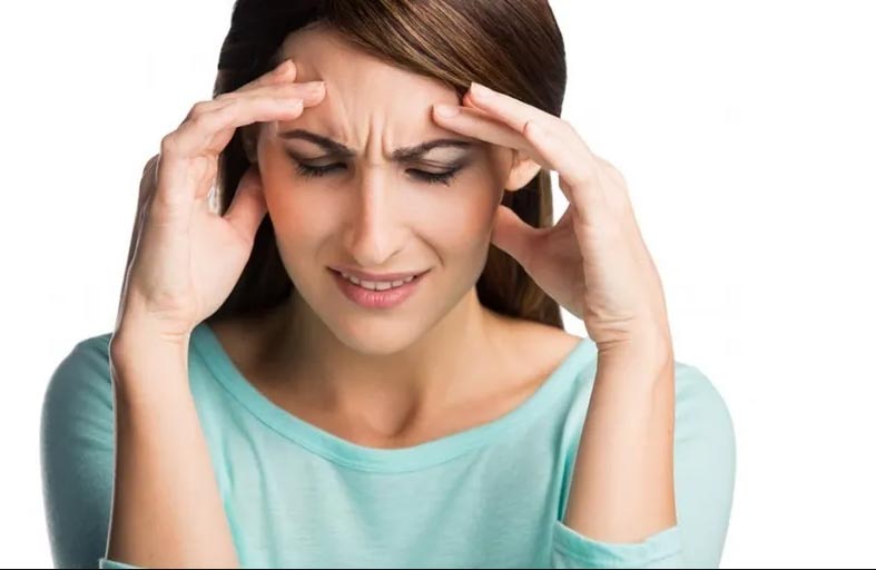 تعاني من صداع نادر سببه الاستحمام بالماء الساخن