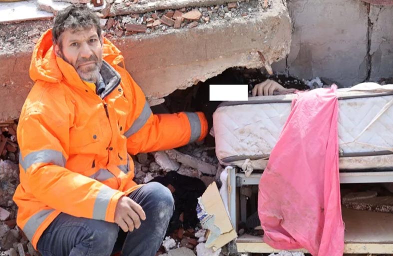 ماتت ابنته تحت أنقاض الزلزال.. فأبى أن يترك يدها