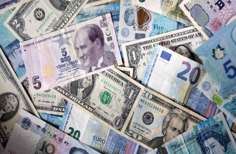 الدولار يصعد مقابل اليورو والين وسط تركيز على أسعار الفائدة