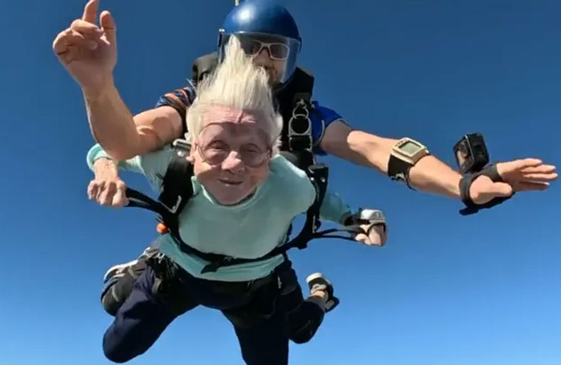 عمرها 104 أعوام وتنفذ قفزة خطيرة بمظلة