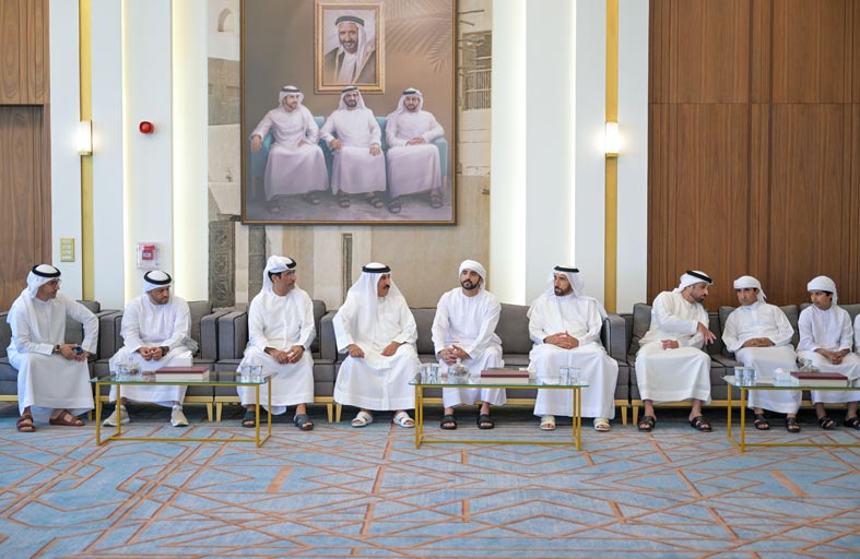 حمدان بن محمد يُقدّم واجب العزاء في شما بنت محمد المنصوري