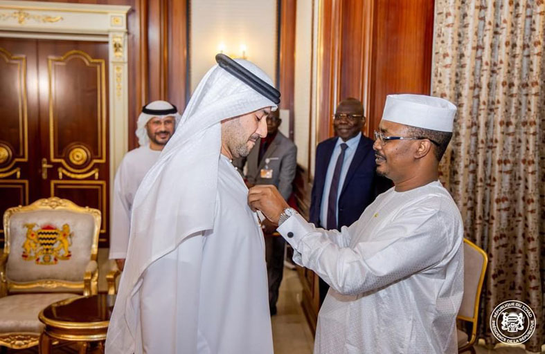 الرئيس التشادي يمنح رئيساً تنفيذياً لشركة إماراتية وسام الفارس الوطني 