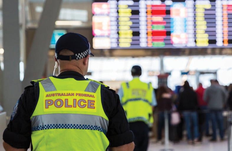 إيقاف امرأة وضعت «قلبها» بحقيبة يدها 