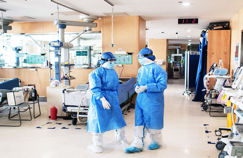 بريطانيا تبدأ تجارب تساعد مرضى كوفيد-19 