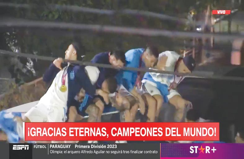 أسلاك الكهرباء كادت تُسقط ميسي وزملاءه من أعلى الحافلة 