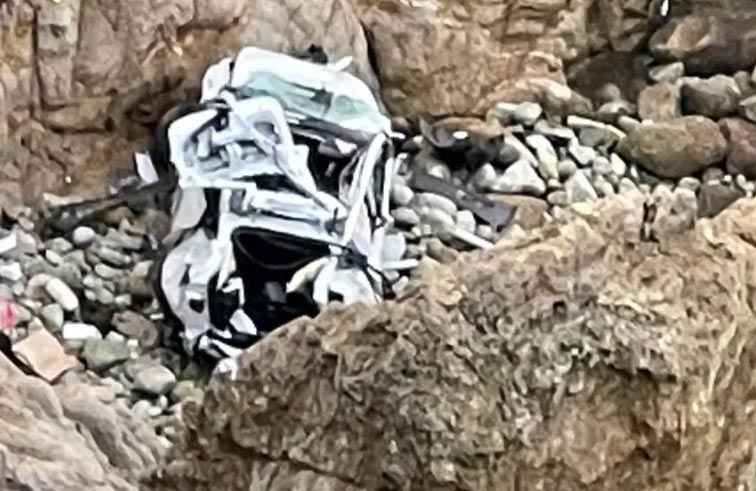 سقطت سيارتهم من ارتفاع 76 مترا ونجوا