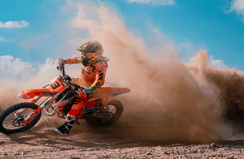 سائقو الدراجات النارية الناشئين في الإمارات يخوضون أجواء المنافسة إلى جانب نخبة سائقي بطولة سوبر كروس