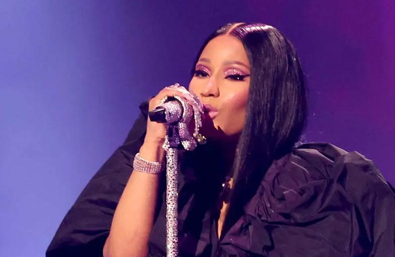 معجب يقاضي نيكي ميناج بسبب «التنمر »