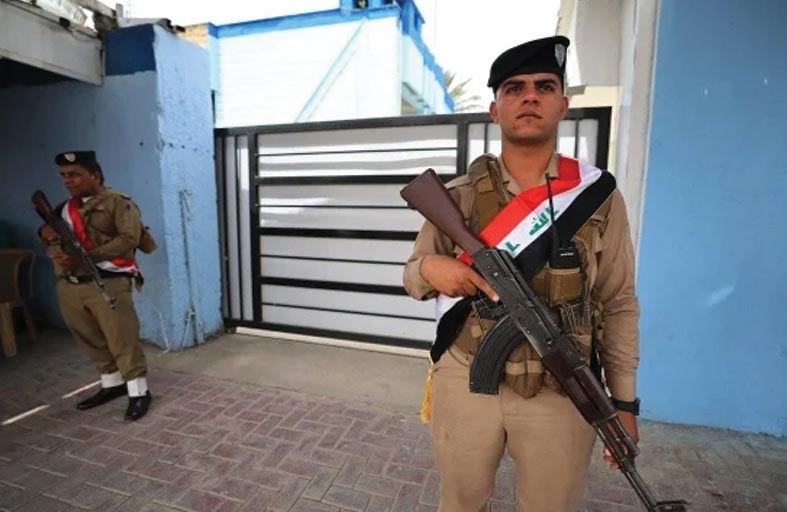 أب يقتل ابنته ويصيب زوجته