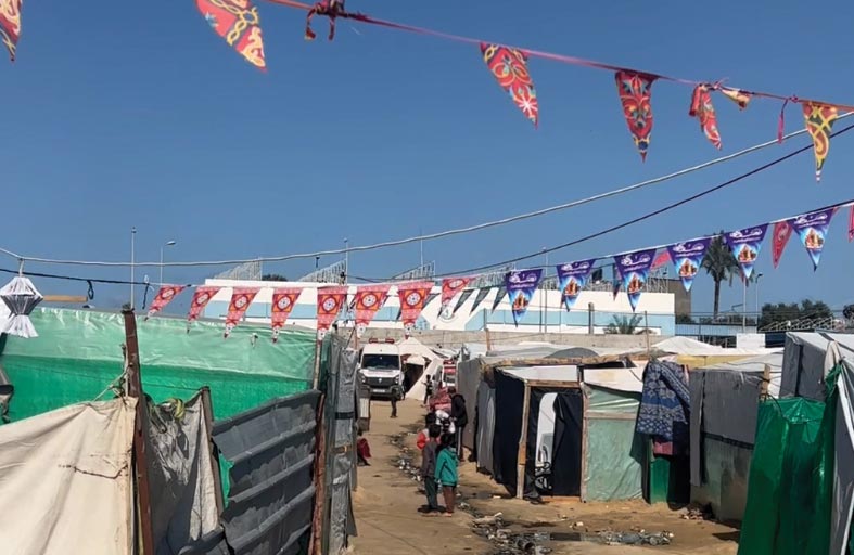 من رحم المعاناة.. يحتفلان بزفافهما في خيمة 