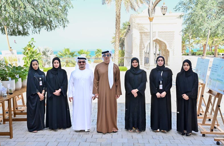 منصور بن زايد يستقبل فريق عمل مركز خليفة للتقانات الحيوية والهندسة الوراثية
