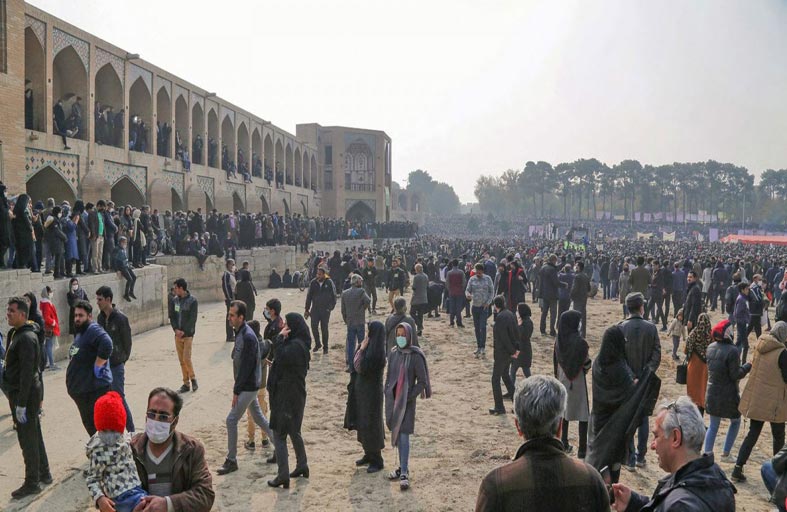 بلومبرغ: أزمة فتاكة تهدد بالإطاحة بالقيادة الإيرانية