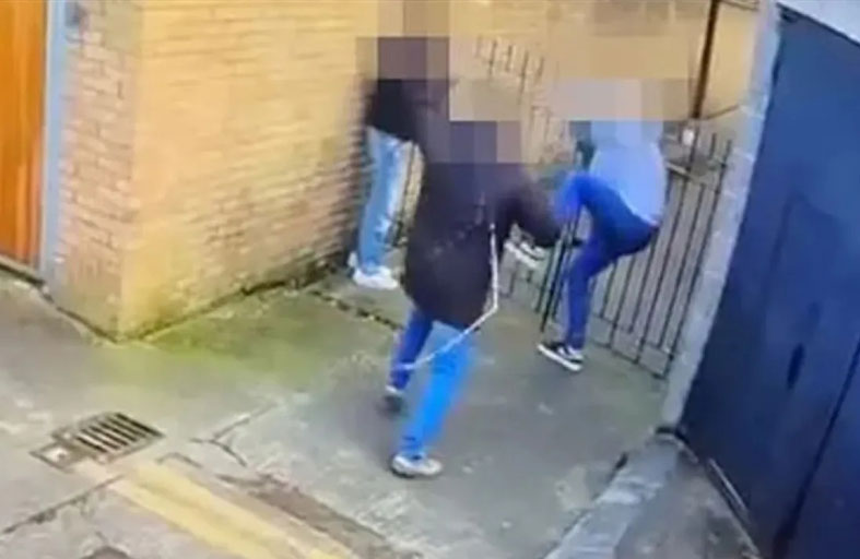 يجلد سائحين أمريكيين بالسوط بسبب الأجرة