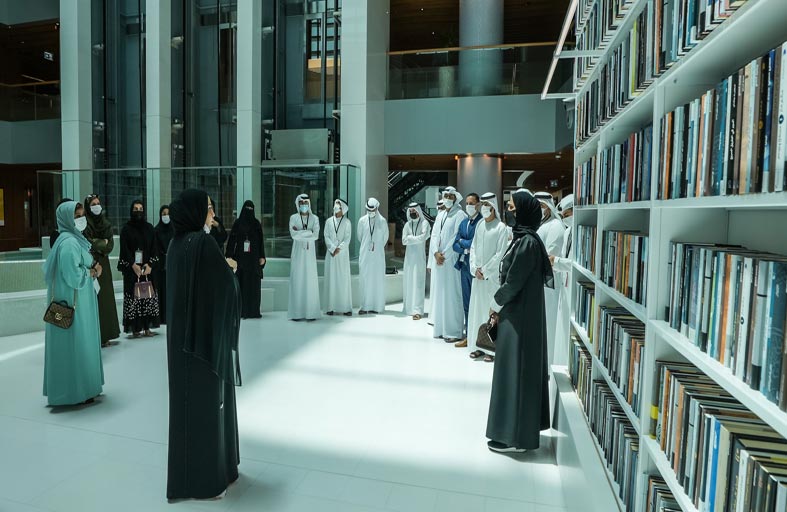 بلدية مدينة أبوظبي تنظم زيارة مجموعة من موظفيها إلى مكتبة محمد بن راشد