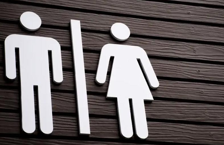 يُطرد من العمل لقضائه 6 ساعات في الحمام