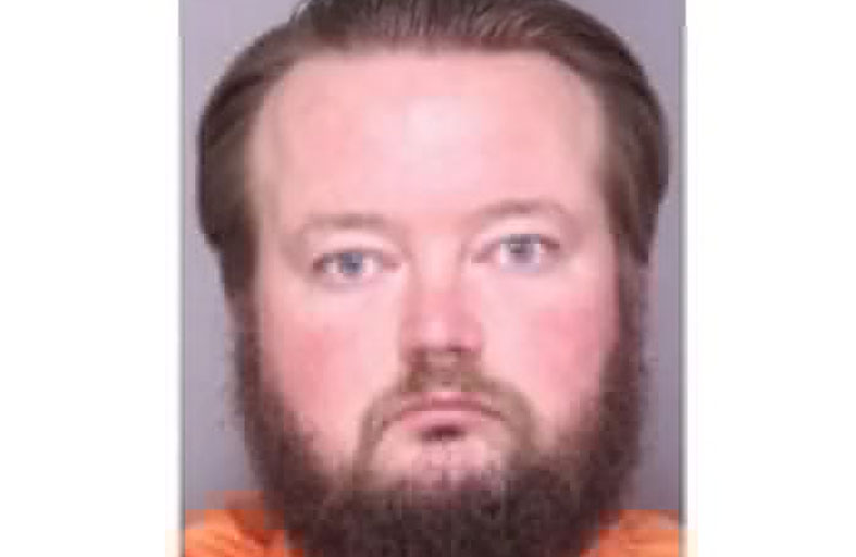 مُعلم يسبب أزمات تنفسية للطلاب بسبب رائحة كريهة