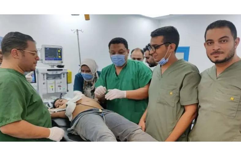 استخراج مقود دراجة من بطن طفل