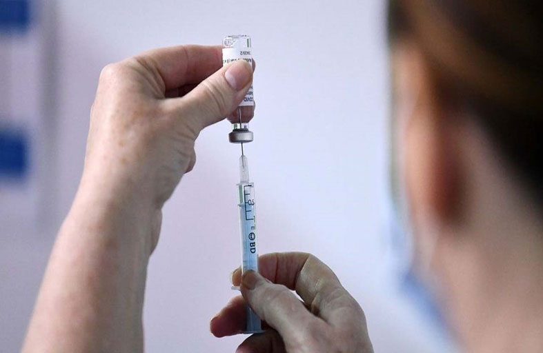 ممرضة تحقن الآلاف بمحلول ملحي