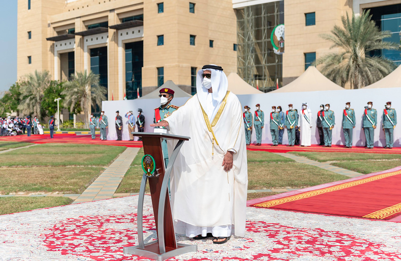 سيف بن زايد يرفع علم الدولة على سارية مبنى الداخلية