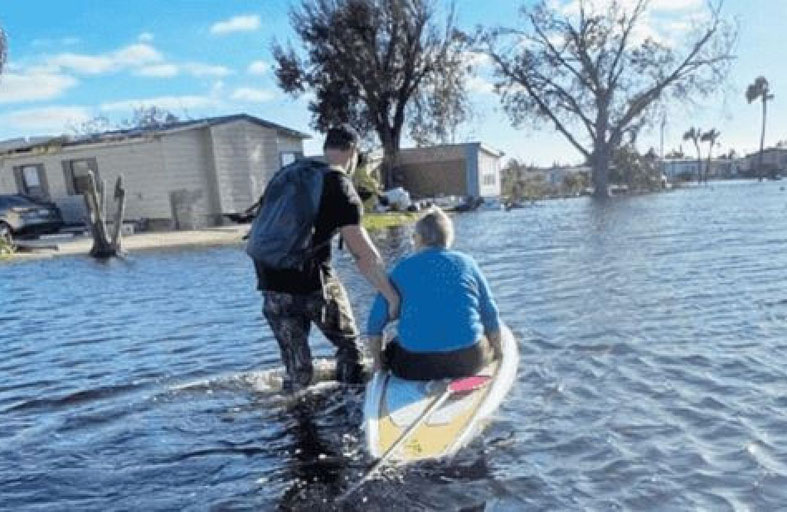 يسبح 900 متر في الفيضانات لإنقاذ والدته