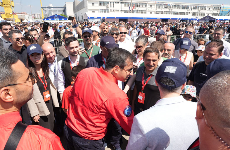 سلجوق بيرقدار: أنتجنا أول طائرة مسيرة في العالم تُقلع وتهبط من حاملات طائرات  