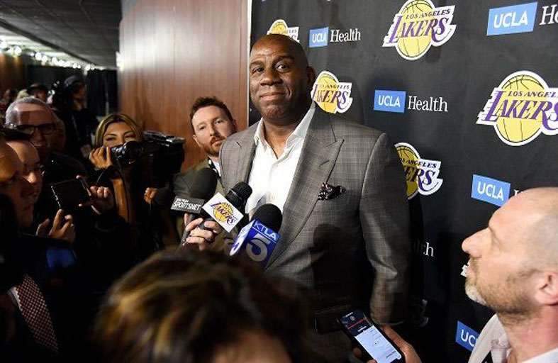 جونسون يطالب باستئناف اللعب بدون جمهور 