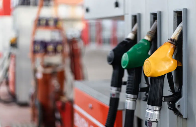 سرق محطة وقود.. ودفع ثمن مشروبات غازية