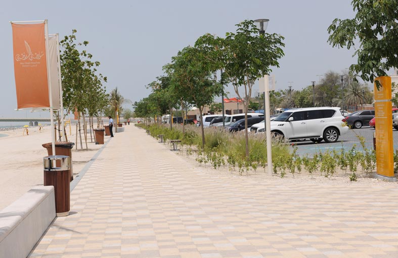 بلدية مدينة أبوظبي تدعو رواد الشواطىء إلى أهمية التزامهم بإجراءات السلامة والحفاظ على البيئة
