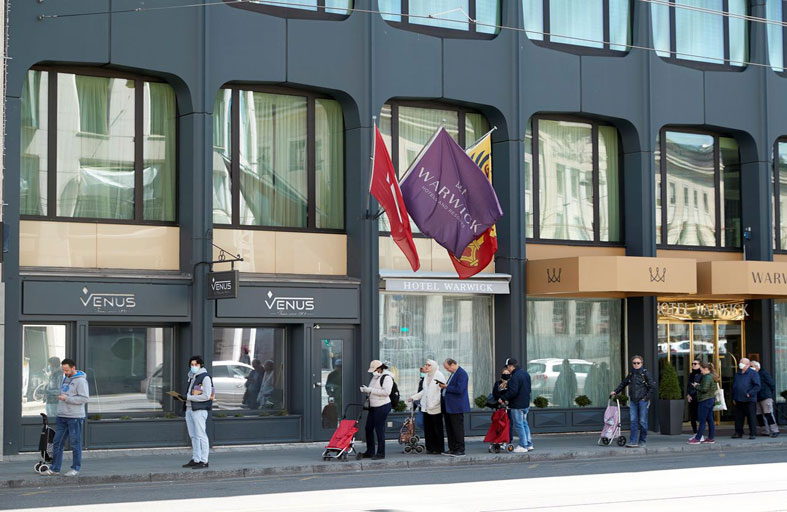 عودة الأعمال مع رفع بطيء للقيود في سويسرا