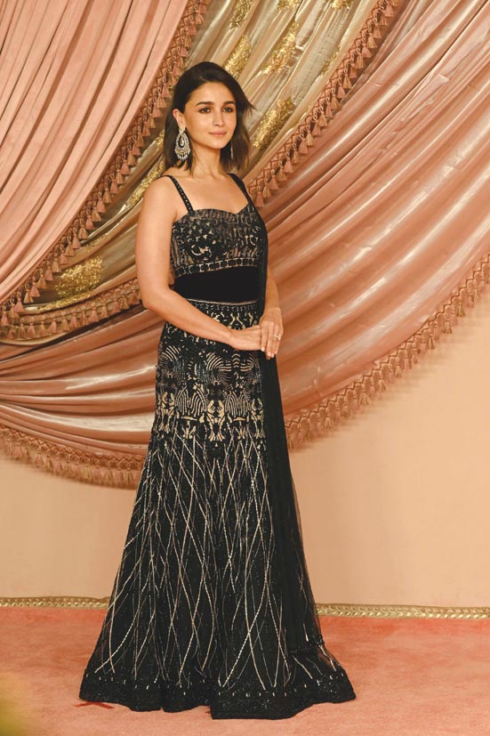 ممثلة بوليوود علياء بهات خلال حفل سانجيت لأنانت أمباني، نجل رجل الأعمال الملياردير الهندي موكيش أمباني في مومباي. (أ ف ب)