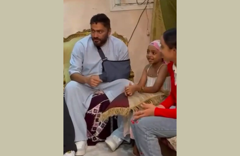 تامر حسني يحقق حلم طفلة مصابة بالسرطان بزيارة مفاجئة لمنزلها