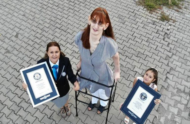 أطول امرأة في العالم تسجل 3 أرقام قياسية جديدة 