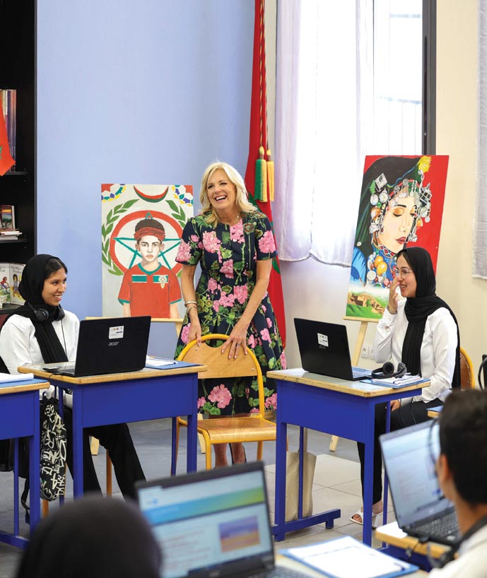 السيدة الأولى الأمريكية جيل بايدن تتحدث إلى تلاميذ في مدرسة ابن العارف بمراكش (ا ف ب)