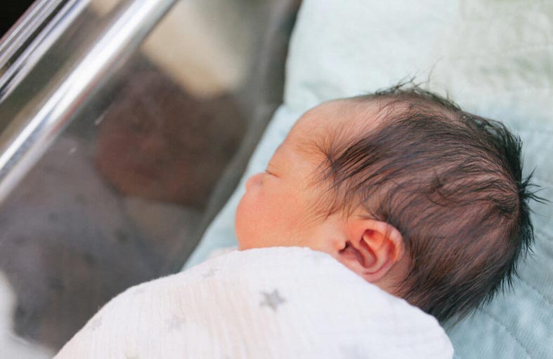 تعويض ضخم عن استبدال طفلتها بالمستشفى