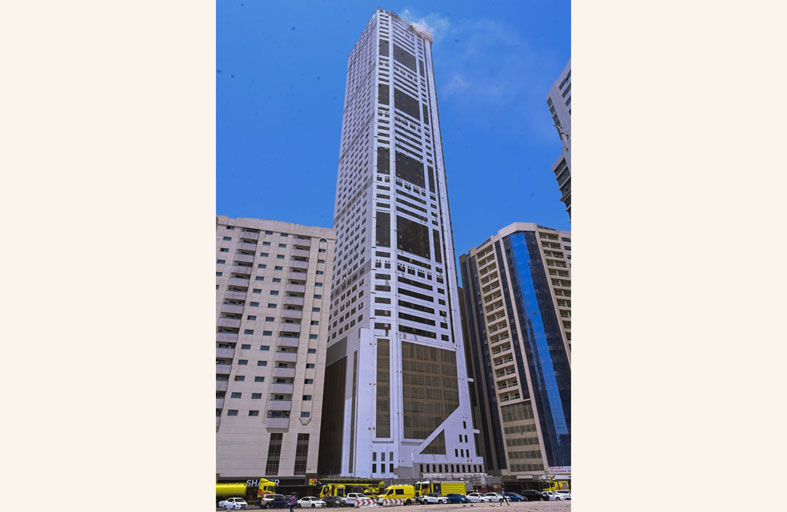 شرطة الشارقة توضح تداعيات حريق برج سكني من 52 طابقا