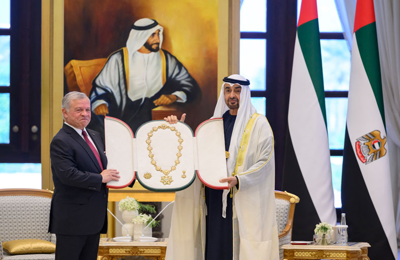 رئيس الدولة يمنح ملك الأردن «وسام زايد»