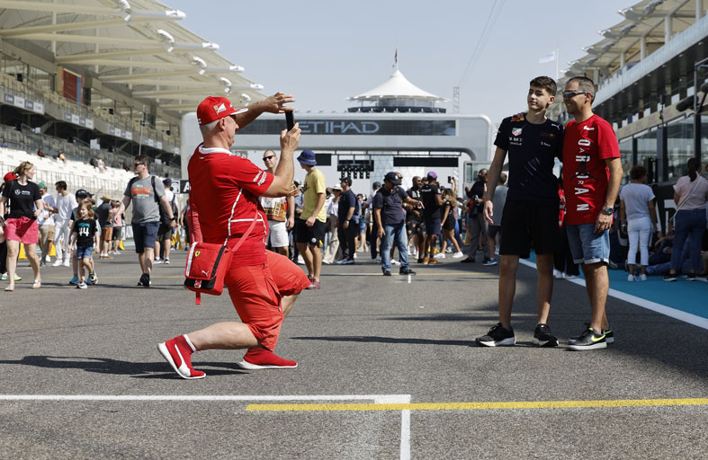 جولة مفتوحة لجماهير الفورمولا 1- في أبوظبي لمتابعة أداء فرق العمل والسائقين