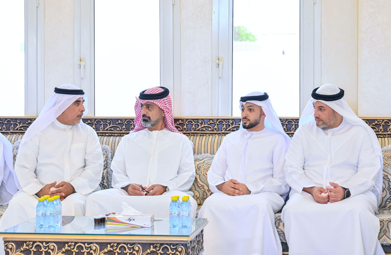 عمار بن حميد يقدم واجب العزاء في وفاة خليفة جاسم الشامسي