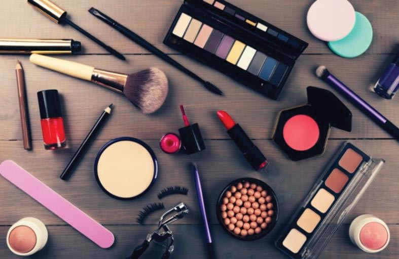 لا تحتفظي بمستحضرات التجميل هذه في الثلاجة!