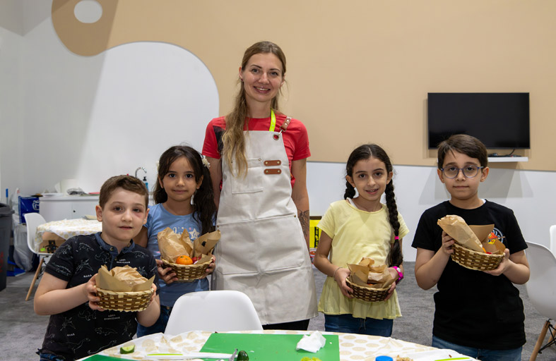 الأطفال يحضرون وجبات صحية مقتبسة من قصة ذات الرداء الأحمر