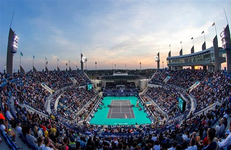 «مبادلة العالمية للتنس» تجمع ألمع النجوم وتجارب استثنائية ترفيهية