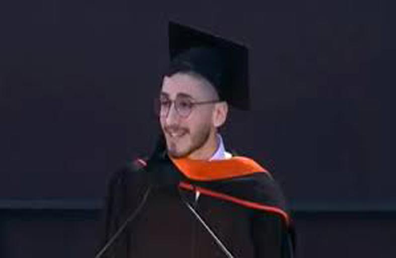 أمي عاملة نظافة.. قصة لبناني أبكى الحضور في حفل تخرجه