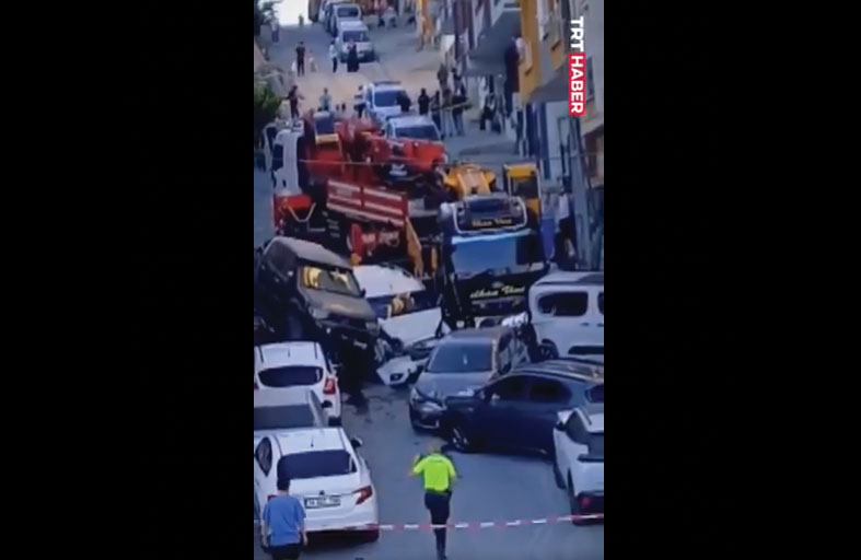 شاحنة تجرف 23 سيارة في إسطنبول