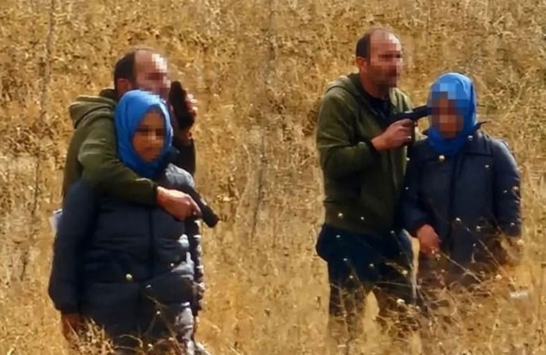 يوجه مسدساً إلى رأس طليقته أمام المارة