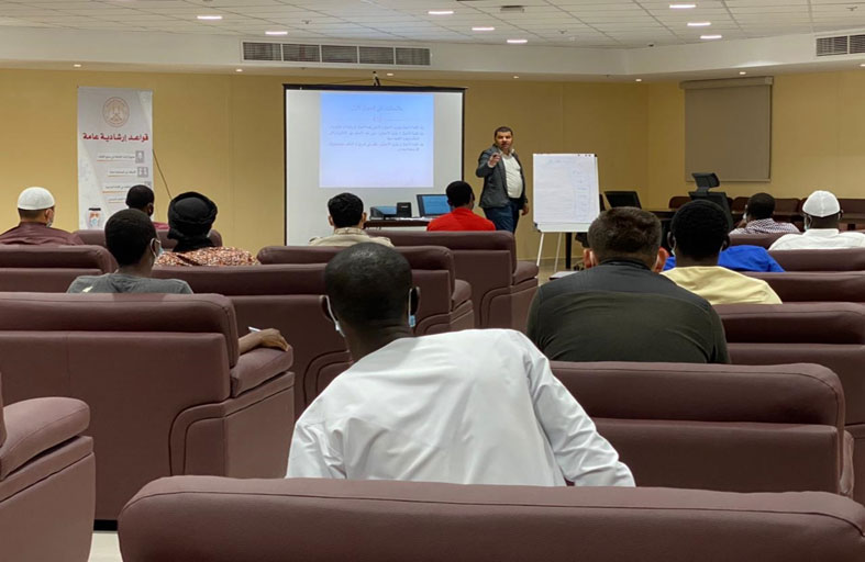 الجامعة القاسمية توعي طلبتها المقيمين في السكن الداخلي بفرص استثمار الإجازة الصيفية