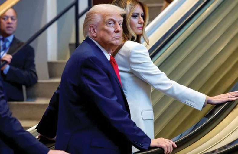 البيت الأبيض يعلّق على تعطل السلم الكهربائي بترامب وميلانيا
