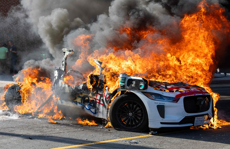 احتجاجات لوس أنجليس تشعل الخلافات بين حاكم كاليفورنيا وترامب