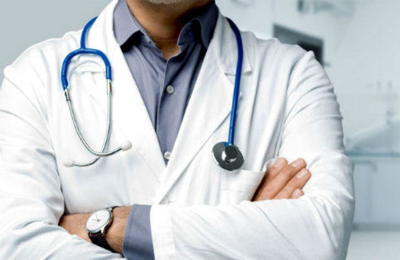 عامل ينتحل صفة طبيب